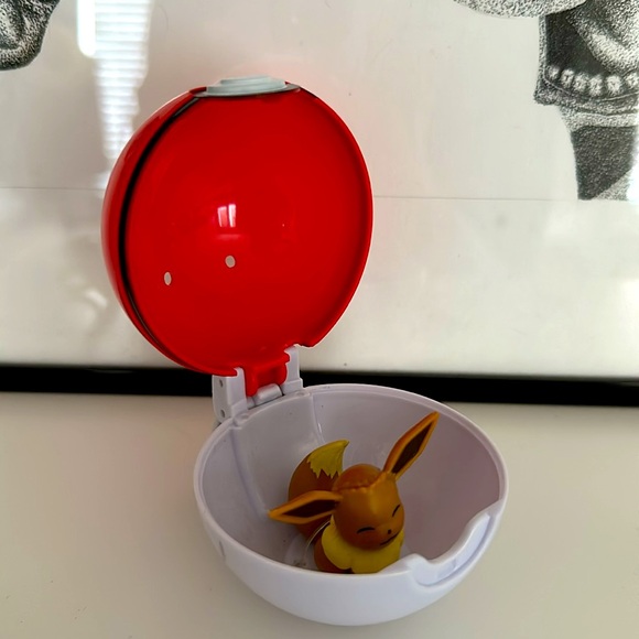 Pokémon Ball - Eevie figure - Picture 2 of 2